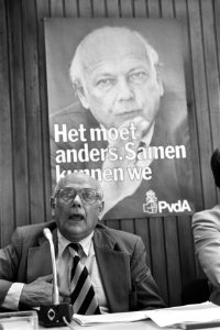 Joop den Uyl stelt zich beschikbaar voor lijsttrekkerschap komende verkiezingen, Bestanddeelnr 932-2009