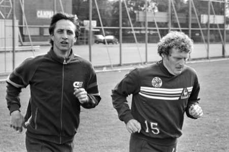 Johan Cruijff (links) en Wim Jansen tijdens de training, Bestanddeelnr 931-6810
