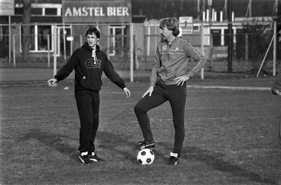 Johan Cruijff (links) met hulptrainer Aad de Mos, Bestanddeelnr 931-8418