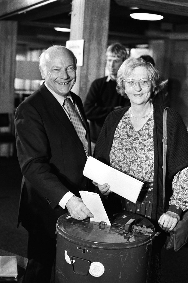 Joop den Uyl (PVDA) en zijn vrouw Liesbeth bij de stembus, Bestanddeelnr 932-3159