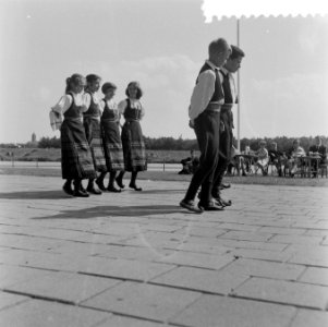 Joegoslavische volksdansers op de Bosbaan, Bestanddeelnr 908-8661