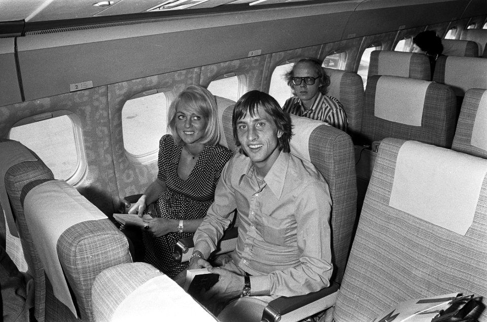 Johan Cruijff en echtgenote in vliegtuig bij vertrek van Schiphol naar Barcelona, Bestanddeelnr 926-6330