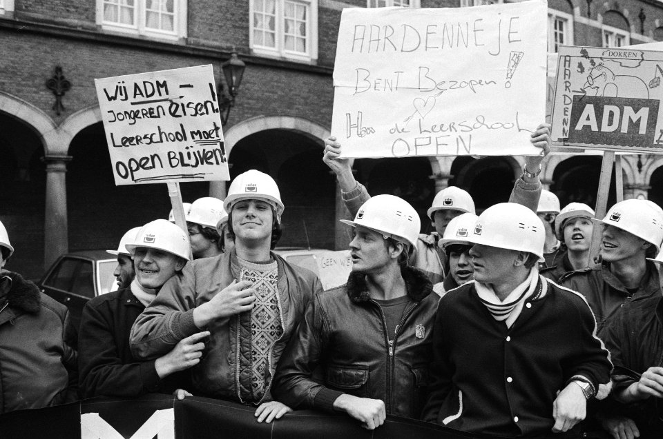 Jongeren demonstreren op het Binnenhof, Bestanddeelnr 932-4542