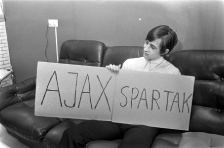 Johan Cruijff met aankondiging Ajax tegen Spartak Trnva, Bestanddeelnr 922-2193