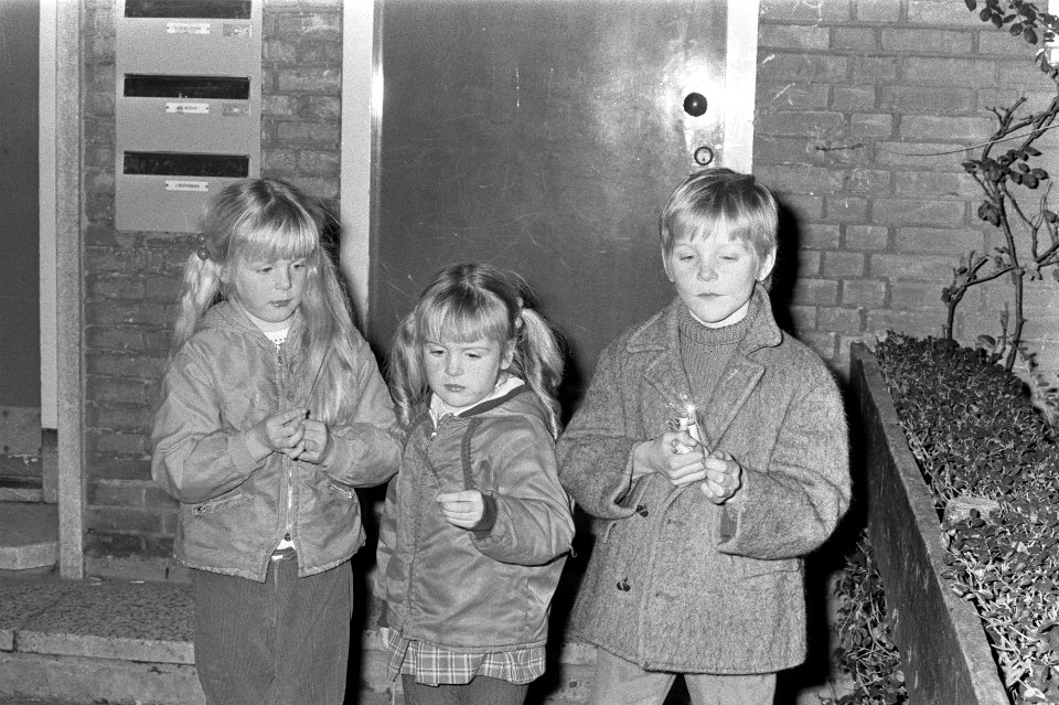 Jongens verbranden kerstbomen, kinderen met vuurwerk, Bestanddeelnr 925-2753