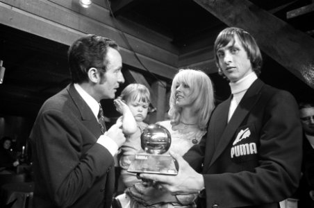 Johan Cruijff krijgt in Amstelveen Ballon dor (onderscheiding voor Europees vo, Bestanddeelnr 925-5239