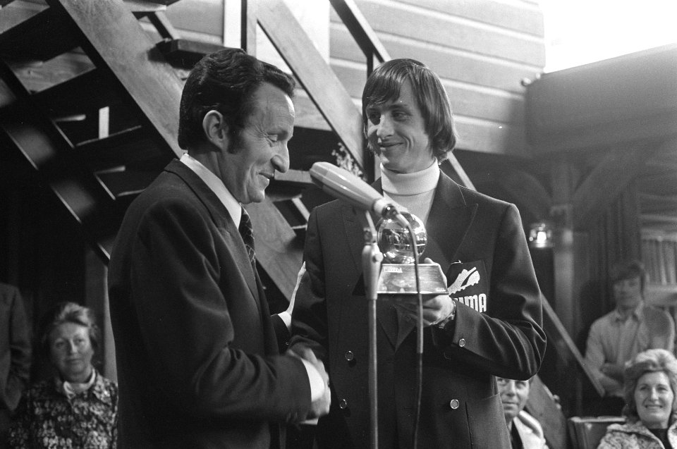 Johan Cruijff krijgt in Amstelveen Ballon dor (onderscheiding voor Europees vo, Bestanddeelnr 925-5236