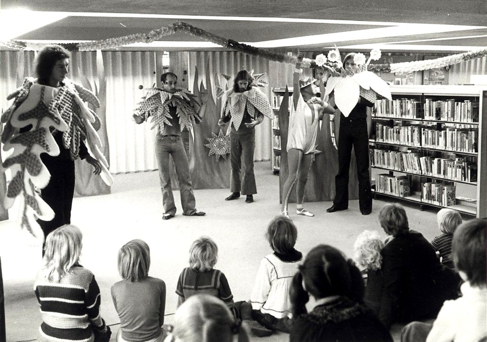 Jongens en meisjes van de Toneelschuur voerden in de kinderboekenweek aan het Doelenplein een stuk op waarin de gekste dingen gebeuren. Tweede van links is Erbo (), derde van links is Jan Heynis. Aang