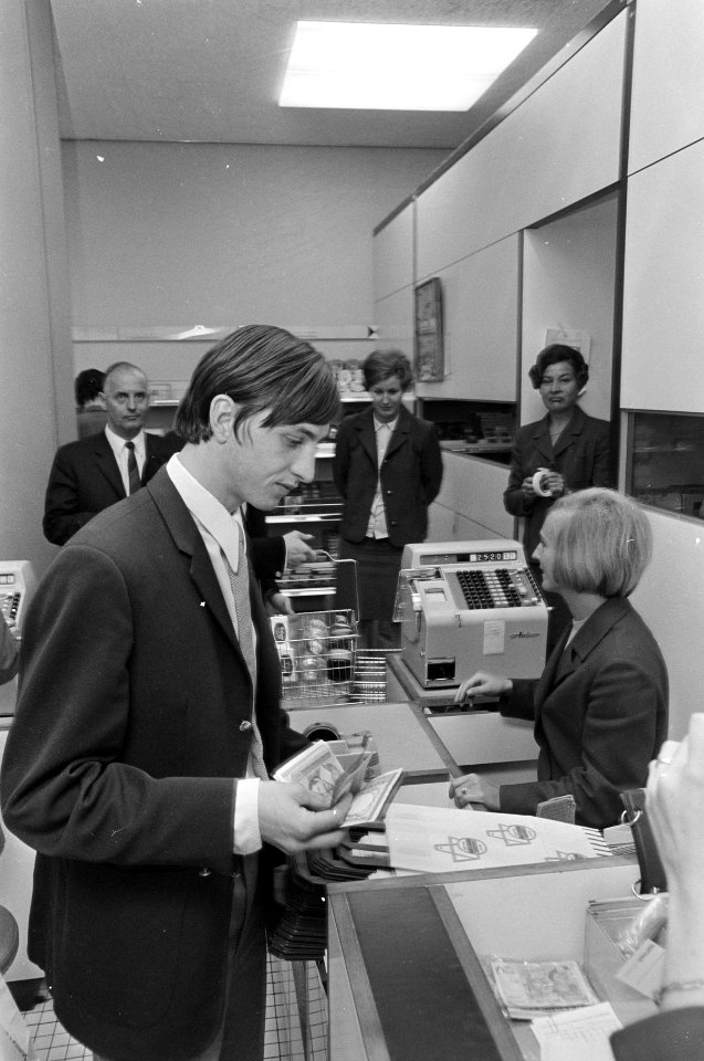 Johan Cruijff betaalt zijn aankopen in de tax-free shop op Schiphol, Bestanddeelnr 921-6828
