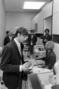 Johan Cruijff betaalt zijn aankopen in de tax-free shop op Schiphol, Bestanddeelnr 921-6828
