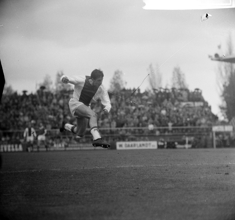 Johan Cruijff terwijl hij het eerste doelpunt scoort, Bestanddeelnr 918-3874