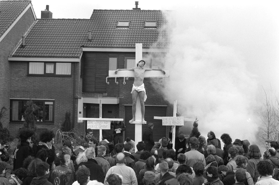 Jongeren demonstreren met kruisen en Jezus in tuin van staatssecretaris De Gra, Bestanddeelnr 934-2222