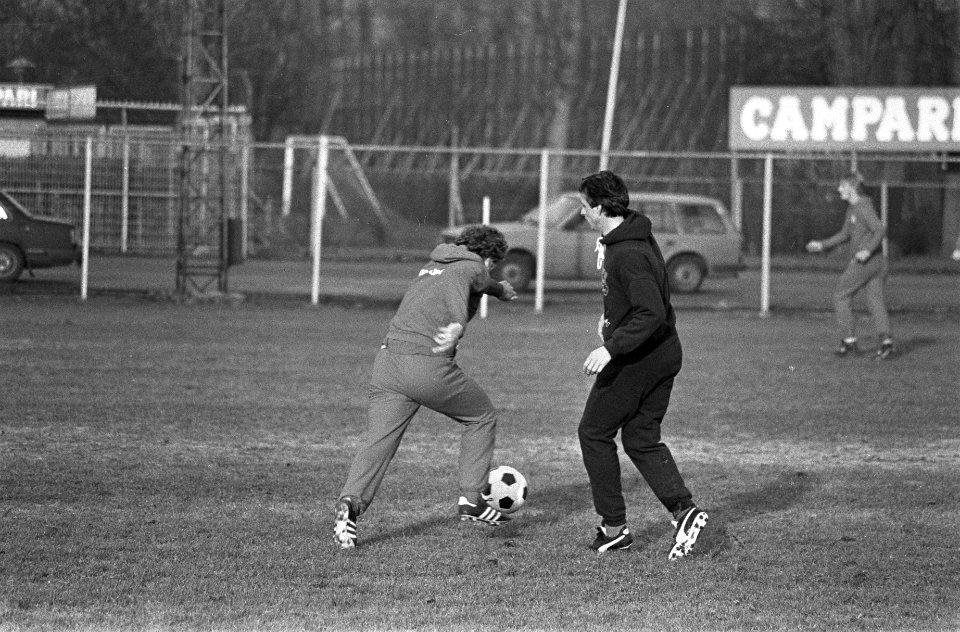 Johan Cruijff (rechts) doet oefeningen met Wim Janssen, Bestanddeelnr 931-8424