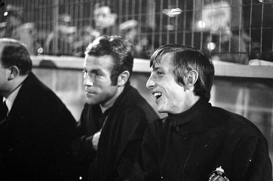 Johan Cruijff (rechts) en Bennie Muller op de reservebank, Bestanddeelnr 921-6514