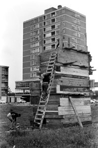 Jongens bouwen torenflat van houten platen langs de Plesmanlaan, Bestanddeelnr 918-0039