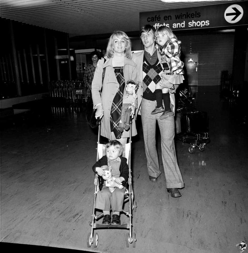Johan Cruyff met echtgenote Danny en kinderen Chantal en Susila (in buggy), Bestanddeelnr 926-8207