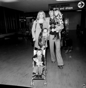 Johan Cruyff met echtgenote Danny en kinderen Chantal en Susila (in buggy), Bestanddeelnr 926-8207