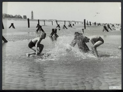 Jongens spelen op het strand van Noordwijk, tussen nog steeds aanwezige versperr, Bestanddeelnr 120-1072