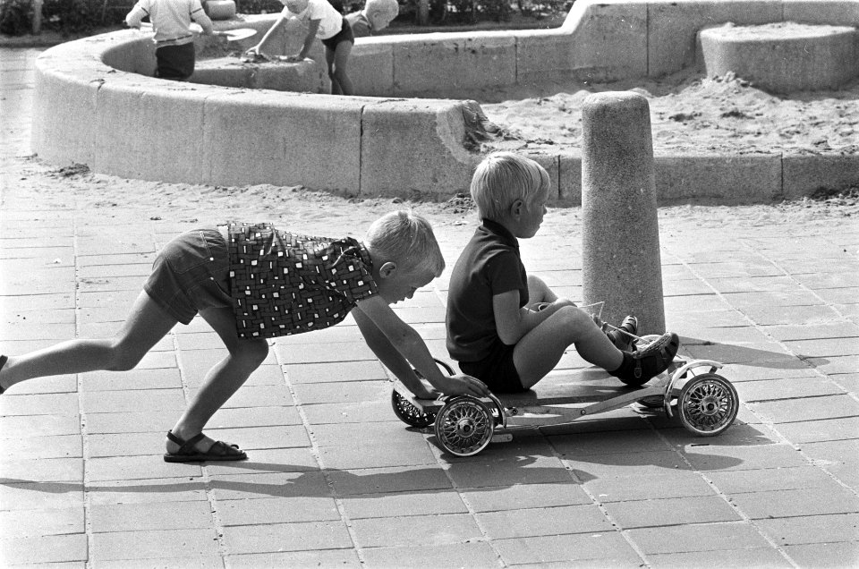 Jongens spelen met karretje op straat, Bestanddeelnr 921-4792