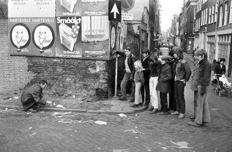 Jongens spelen met vuurwerk, Amsterdam man toont hoe vuurwerk moet worden afges, Bestanddeelnr 924-1232