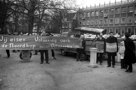 Jongeren uit Noord Holland demonstreren bij aankomst minister Drees bij vergader, Bestanddeelnr 925-1774