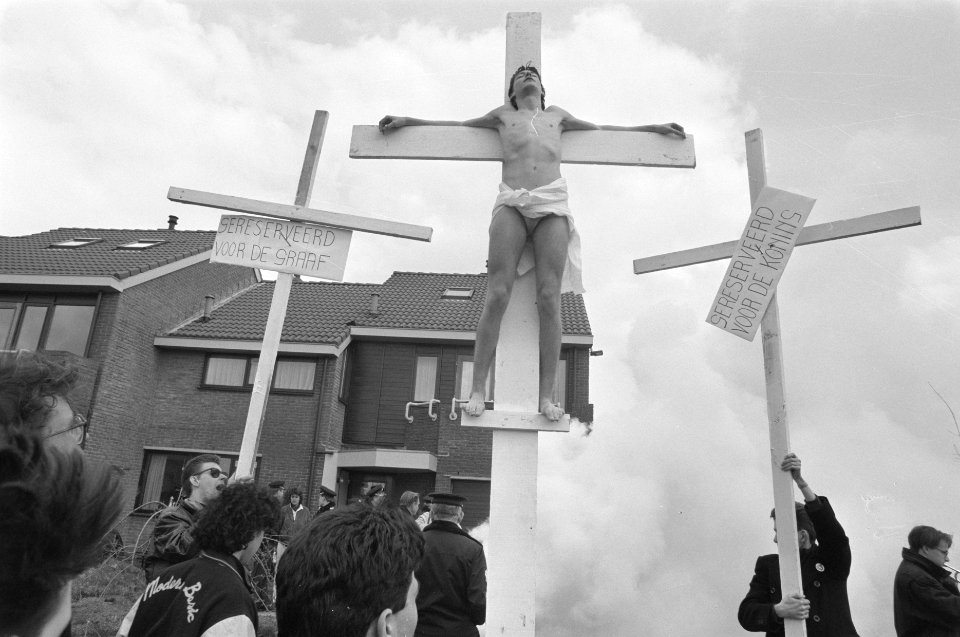 Jongeren demonstreren met kruisen en Jezus in tuin van staatssecretaris De Gra, Bestanddeelnr 934-2223