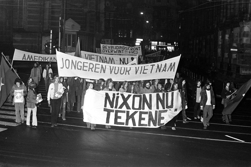 Jongeren demonstreren in Amsterdam tegen oorlog in Vietnam spandoek Nixon teken , Bestanddeelnr 926-0039