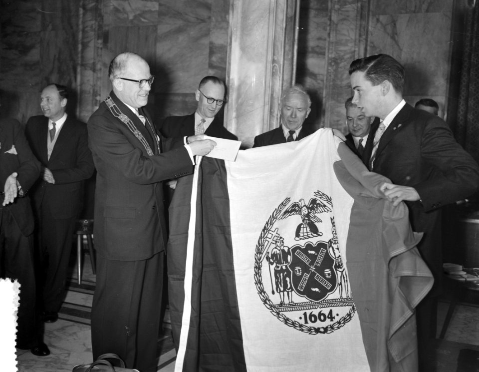 Joe Meany officieel in Leiden ontvangen door burgemeester Jhr Mr FH van Kins, Bestanddeelnr 908-4070