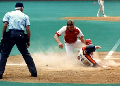 Joe-oliver cincinnati play-at-the-plate 10-3-1990
