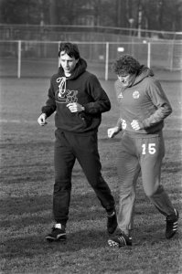 Johan Cruijff (links) rennend met Wim Jansen, Bestanddeelnr 931-8420
