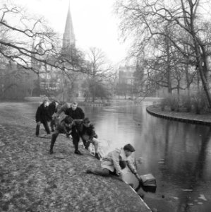 Jongens proberen het eerste ijslaagje in het Vondelpark, Bestanddeelnr 911-9868