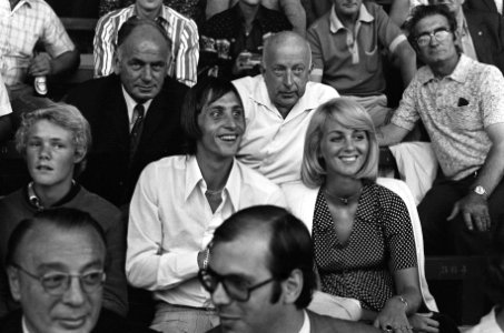 Johan Cruijff en echtgenote Danny op tribune bij wedstrijd Sparta tegen Barcelon, Bestanddeelnr 926-6109