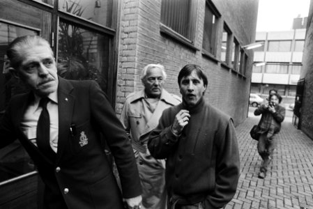 Johan Cruijff met zijn schoonvader Cor Coster gaan samen het gerechtsgebouw binn, Bestanddeelnr 932-5150