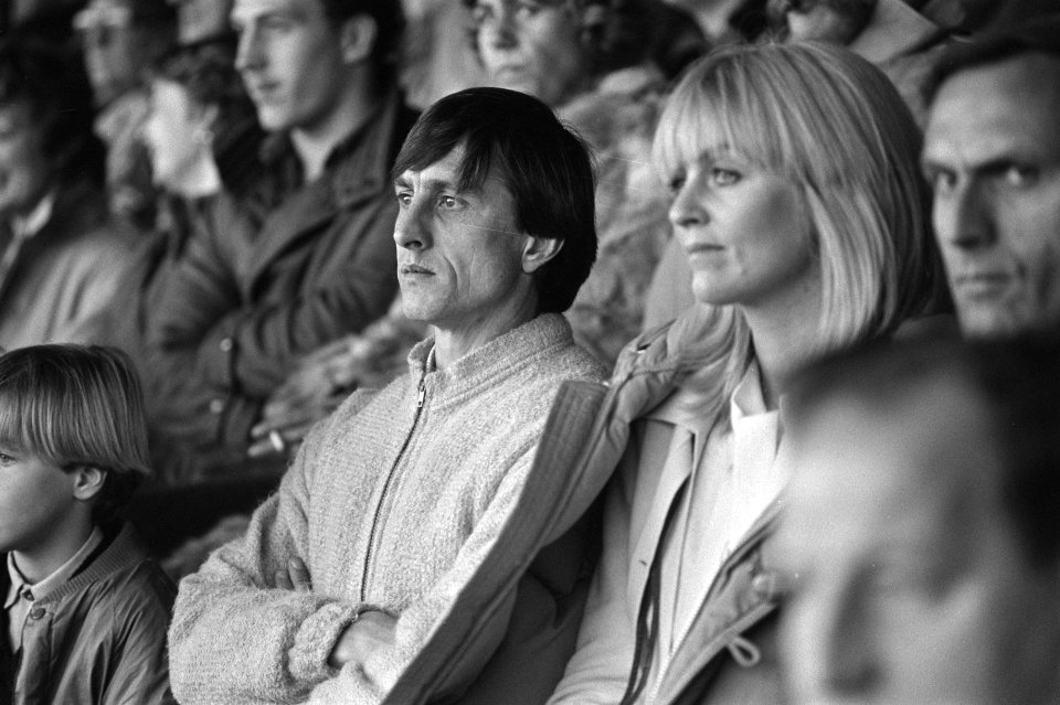 Johan Cruijff met zijn vrouw op de tribune, Bestanddeelnr 931-7927