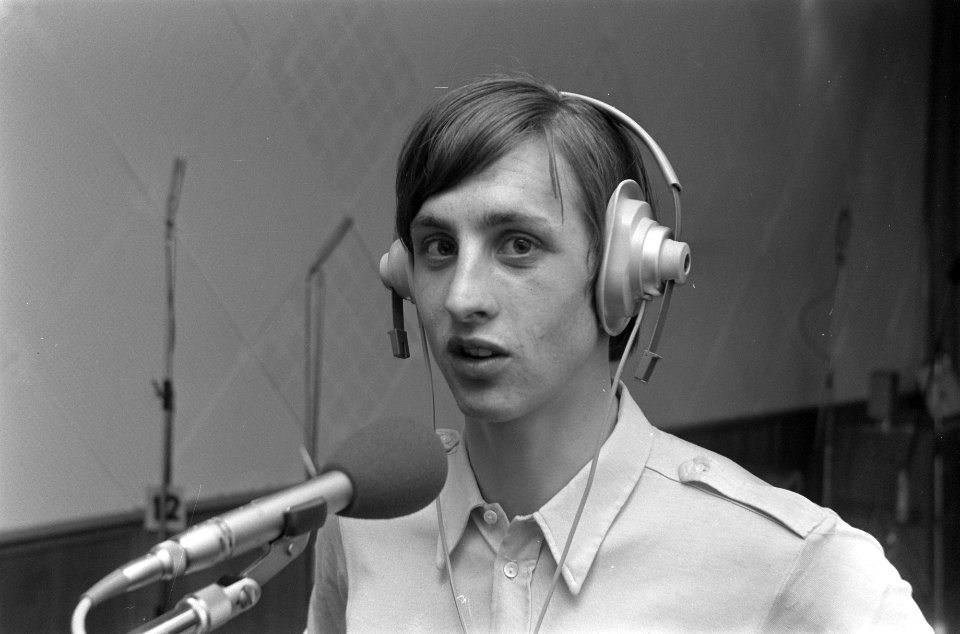 Johan Cruijff maakt grammofoonplaat in G.T.B. studio in Den Haag Johan Cruijff m, Bestanddeelnr 922-2603
