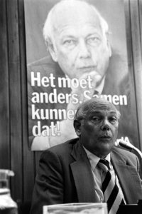 Joop den Uyl stelt zich beschikbaar voor lijsttrekkerschap komende verkiezingen, Bestanddeelnr 932-2008