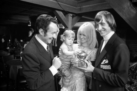 Johan Cruijff krijgt in Amstelveen Ballon dor (onderscheiding voor Europees vo, Bestanddeelnr 925-5237