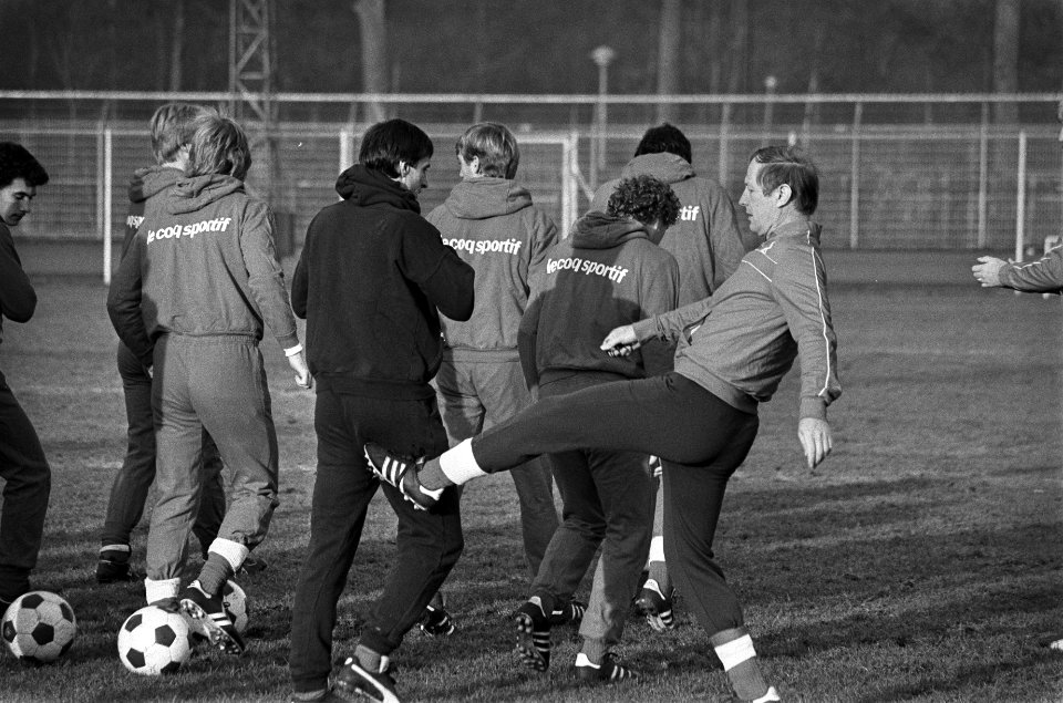 Johan Cruijff (links) krijgt schop van Kurt Linder, Bestanddeelnr 931-8419