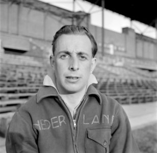 Joop Odenthal (Haarlem) in het Olympisch Stadion in Amsterdam, Bestanddeelnr 191-1091