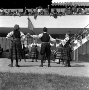 Joegoslavische volksdansers op de Bosbaan, Bestanddeelnr 908-8659