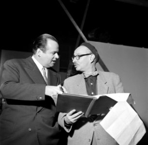Joop Geesink (l) en Gerard Rutten (r) bespreken een filmscript, Bestanddeelnr 254-2392