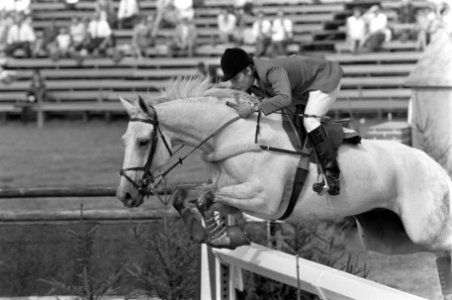 Jockey mej. A. Drummond Hay met diens paard springt over een hindernis, Bestanddeelnr 921-6299