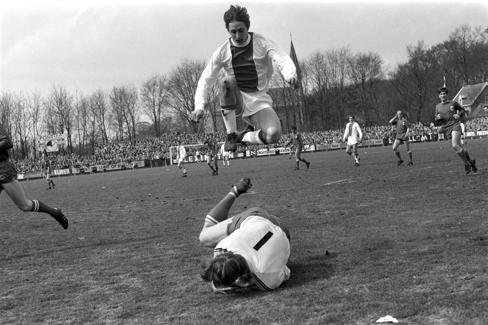 Johan Cruijff springt hoog over keeper Gerrit Vooys, Bestanddeelnr 923-4312