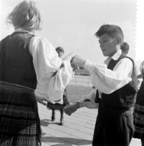 Joegoslavische volksdansers op de Bosbaan, Bestanddeelnr 908-8666