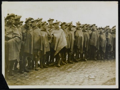 Jocks find their waterproofs very useful when moving to the line from rest in , Bestanddeelnr 158-1415