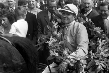 Jockey George Desoete tijdens de ereronde na de behaalde overwinning (renpaard F, Bestanddeelnr 925-6929