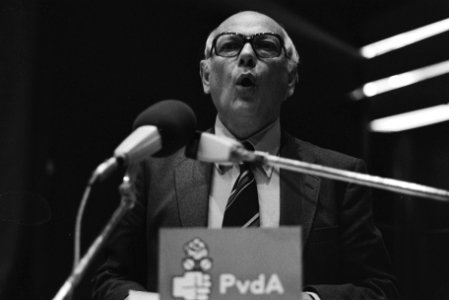 Joop den Uyl tijdens een redevoering, Bestanddeelnr 930-4652