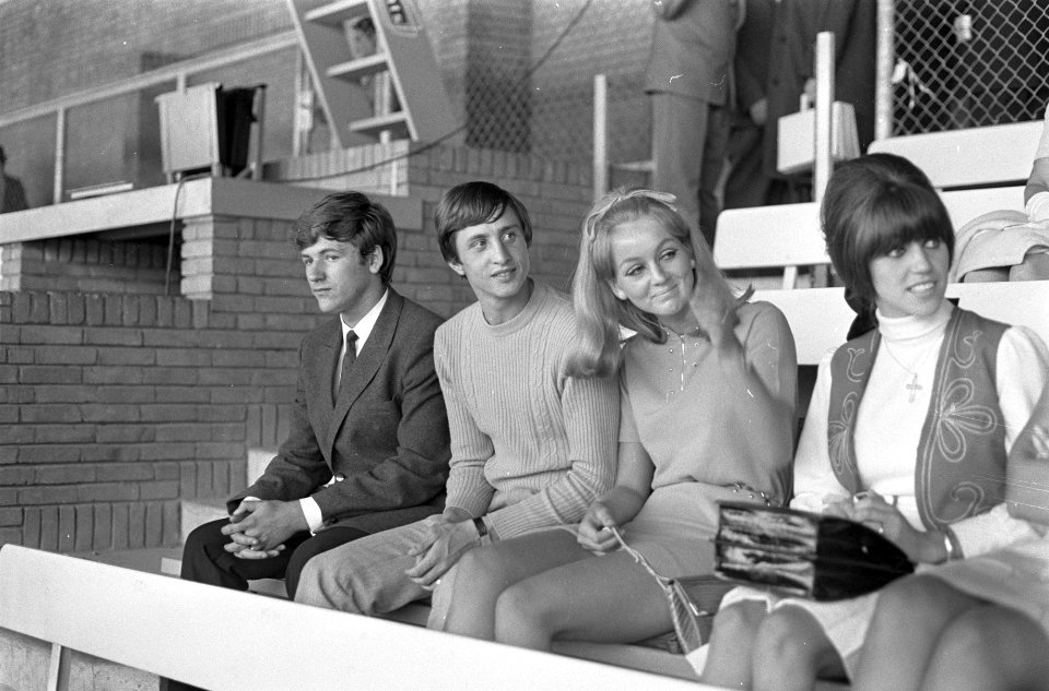 Johan Cruyff met verloofde op de tribune, Bestanddeelnr 921-5590