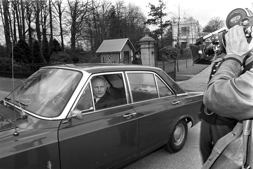 Joop den Uyl in de auto bij aankomst, Bestanddeelnr 926-3255