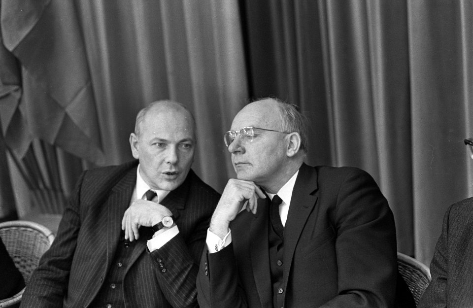 Joop Den Uyl en Dr. A. (Anne) Vondeling in een onderonsje, Bestanddeelnr 919-7799